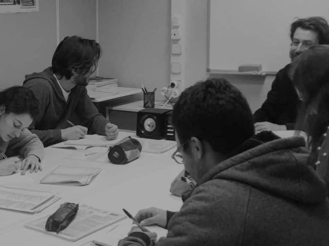 Alumnos en clase de cursos intensivos de inglés en Valencia