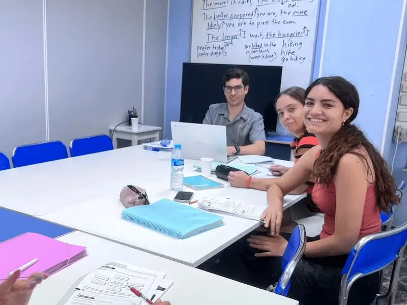 Grupo del curso intensivo C1 de inglés en Valencia Alumnos del curso intensivo C1 trabajando en grupo estructuras gramaticales de nivel avanzado en el aula de Campus Study Centre.